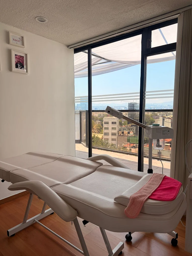 Cabina facial de Bloom Spa con vista a la Ciudad de México
